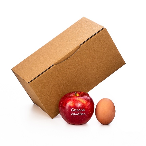 Verzendverpakking met 1 bedrukte appel en 1 gekookt ei