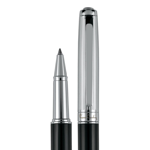 PC DIDIER metalen rollerball met houder in elegant zwart de bovenstukken zilverkleurig en voorzien van een fijne ribbelstructuur blauwschrijvend PC DIDIER metalen rollerball met houder in elegant zwart de bovenstukken zilverkleurig en voorzien van een fijne ribbelstructuur blauwschrijvend
