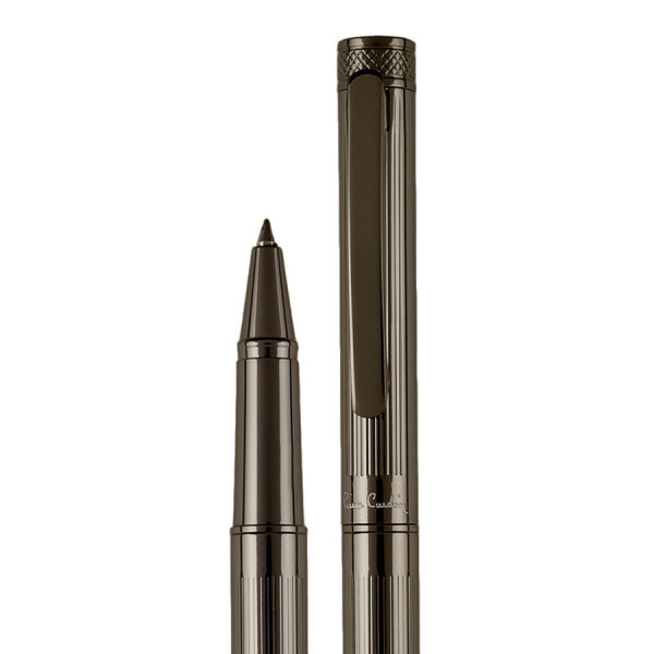 PC RENEE metalen rollerball Gun Metal met een compacte houder welke is voorzien van een fijne ribbelstructuur en elegante kap blauwschrijvend PC RENEE metalen rollerball Gun Metal met een compacte houder welke is voorzien van een fijne ribbelstructuur en elegante kap blauwschrijvend