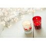 Glazen kaarsenhouder met kerstdecoratie rood
