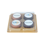 Logobonbon van puur/melk chocolade met hazelnoot praline, rechthoekig of rond, met wit plaatje met opdruk tot in full colour, per 4 stuks verpakt Logobonbon van puur/melk chocolade met hazelnoot praline, rechthoekig of rond, met wit plaatje met opdruk tot in full colour, per 4 stuks verpakt