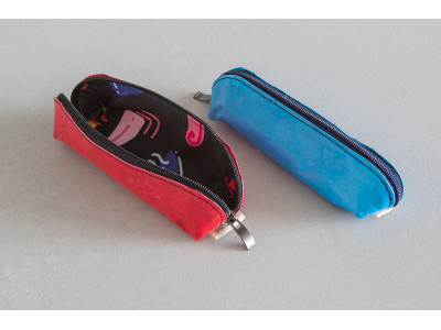 Deze etui's zijn gemaakt van plastic zakken voor eenmalig gebruik uit 's werelds grootste vuilnis dorp in Egypte. Deze etui's zijn gemaakt van plastic zakken voor eenmalig gebruik uit 's werelds grootste vuilnis dorp in Egypte.