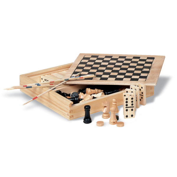 Spelletjes in houten doos. Domino, schaken, dammen en mikado