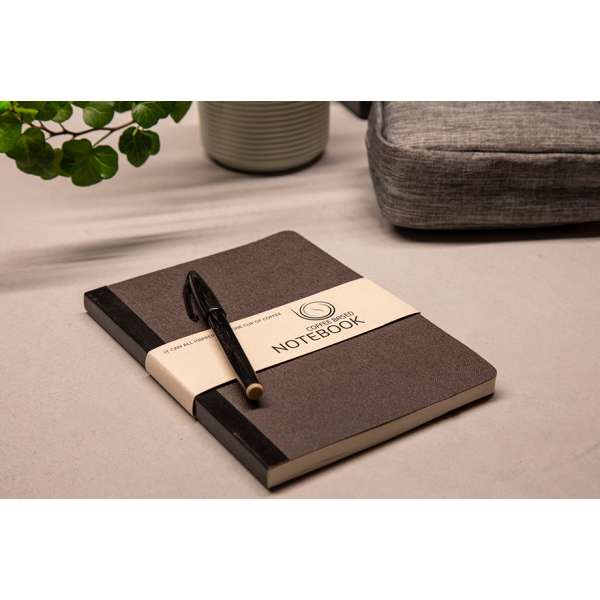 Een notitieboekje gemaakt van koffiedrap