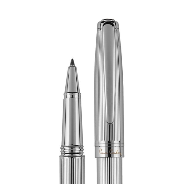 PC LAURENCE metalen rollerball zilver met een massief design en voorzien van een fijne ribbelstructruur beschermd door een fraaie kap blauwschrijvend PC LAURENCE metalen rollerball zilver met een massief design en voorzien van een fijne ribbelstructruur beschermd door een fraaie kap blauwschrijvend